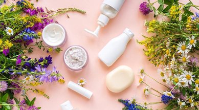 Cosmétiques naturels entourés de fleurs des champs